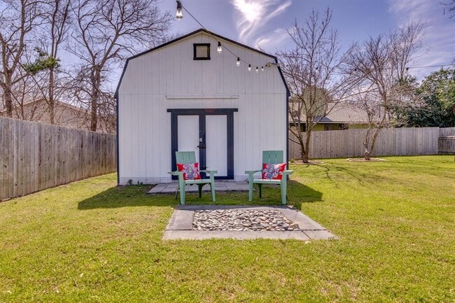 Building Photo - 905 Turtle Creek Blvd