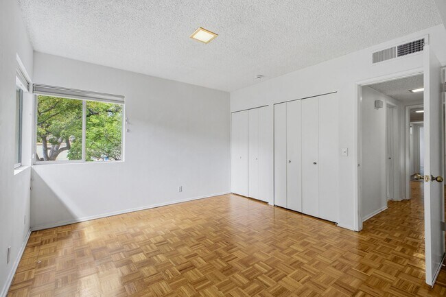 Building Photo - Bright & Spacious 2 Bed / 2 Bath Across from Caltech