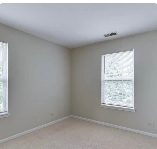 Building Photo - 1 S Oakhurst Dr