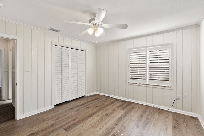 Building Photo - Eustis 2/2 w/ attached 1/1 In-law Suite.