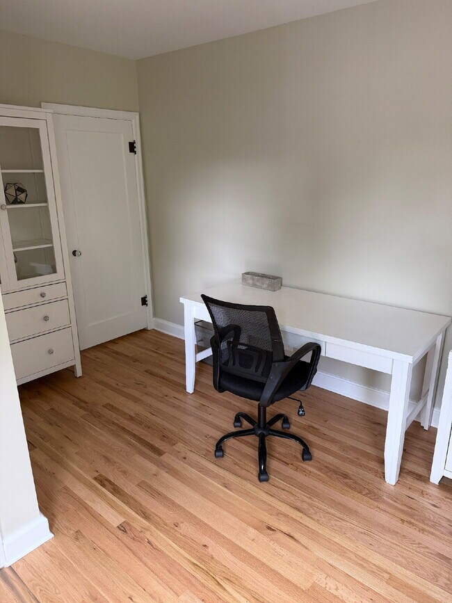 Building Photo - Freshly Updated 3BR/1BA Main-Level Home in Lakewood - Refinished Hardwoods, Updated Kitchen, Fenc...