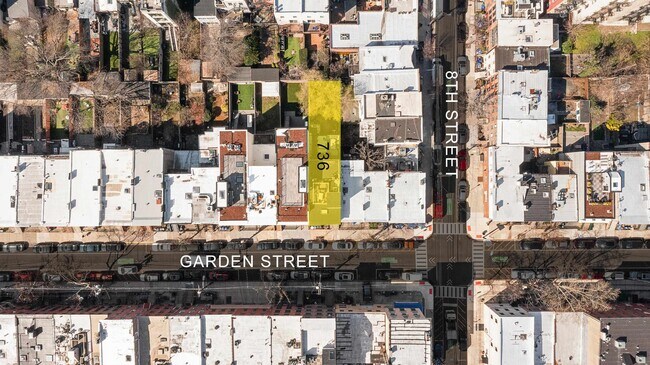 Building Photo - 736 Garden St