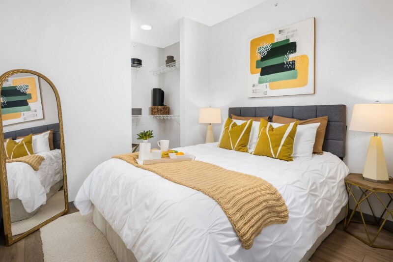 Building Photo - 537 S Damen Ave