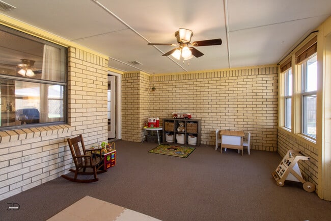 Building Photo - 5604 Greentree Ave