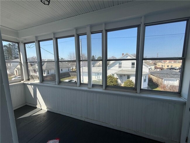 Building Photo - 10 Knight St