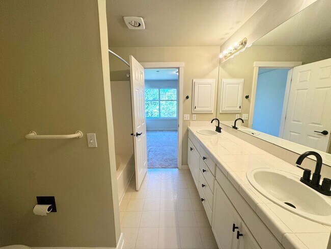 Building Photo - Spacious is Aqua Highlands one bedroom plu...