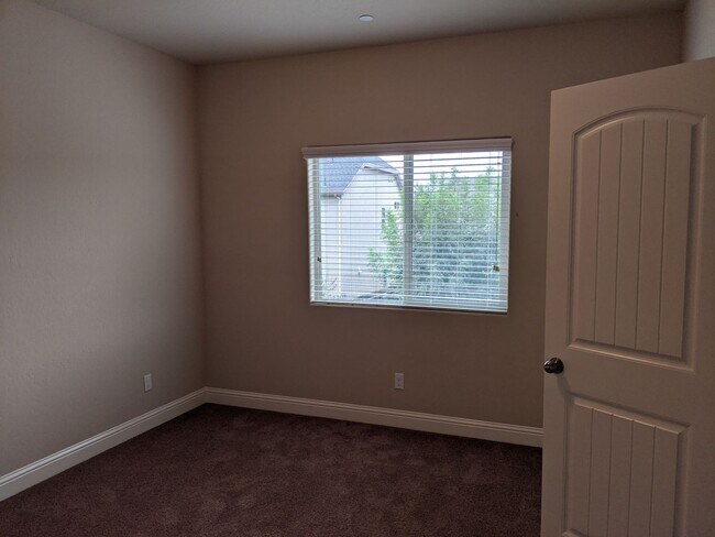 Building Photo - Newer construction home with open floor plan and nice upgrades. Clovis unified schools.