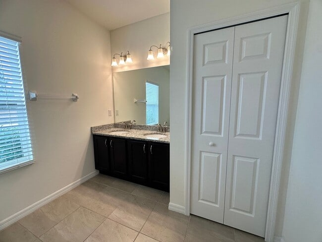 Building Photo - Huge Screened Lanai! Modern & Spacious 4 Bed 2 Bath