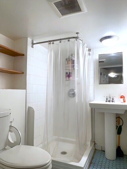 Bathroom - 7 Duncan Ct