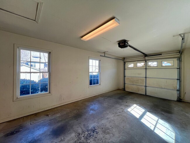 Building Photo - 3-Bed, 3-Full Bath, End Unit, 1-Car Garage!