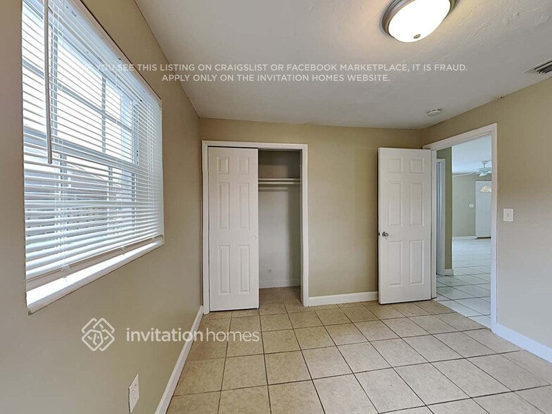 Building Photo - 2401 Jamaica Dr