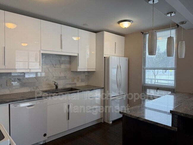 Building Photo - 501 7th St S