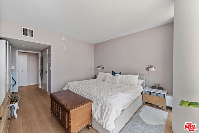 Building Photo - 13700 Marina Pointe Dr