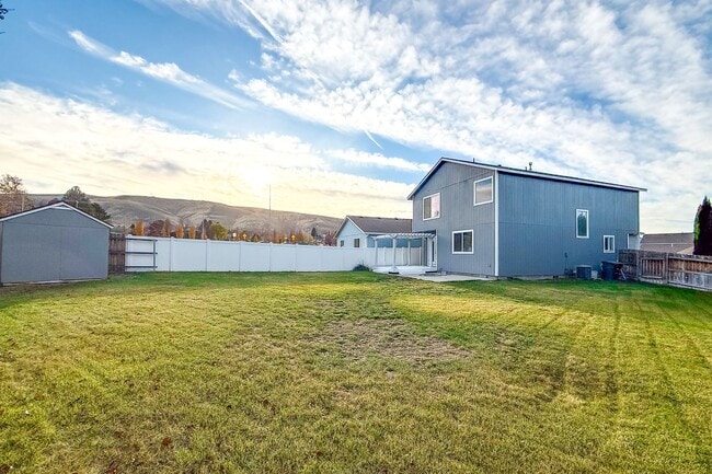 Building Photo - South Richland 4-Bedroom Home With Large Backyard