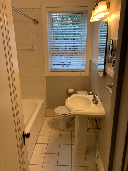 Tub and tile freshly reglazed! - 166 W Lincoln St