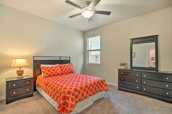 Building Photo - 5603 Chestnut Xing