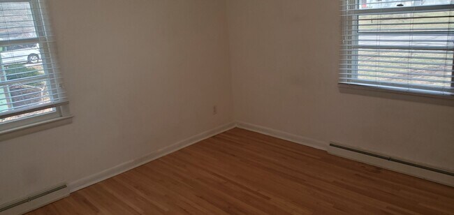 Building Photo - 4 bd, 2 ba, old SW Columbia, corner lot, great shape, fenced, hardwoods, W/D