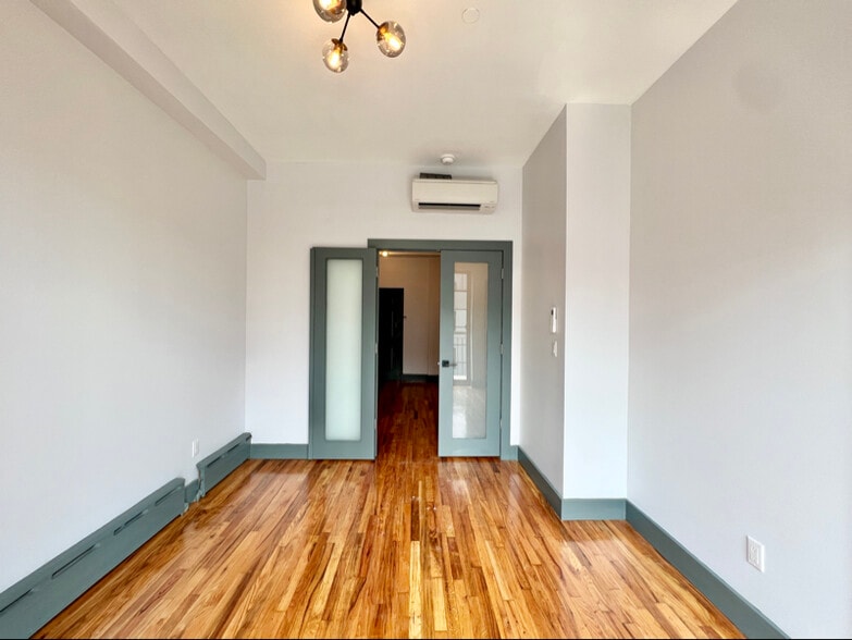 Building Photo - 52 Monitor St