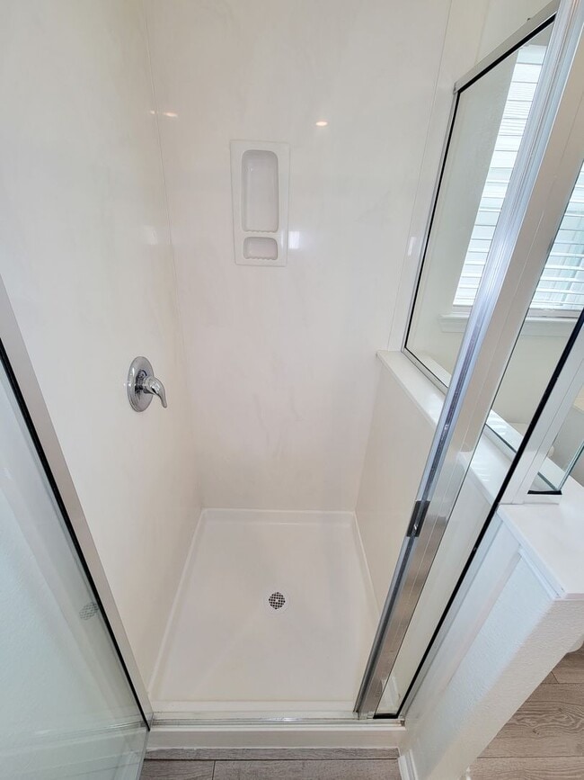 Building Photo - Beautiful 4 bedroom 2.5 bath home with gra...