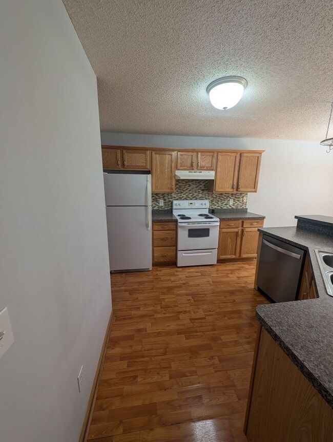 Building Photo - Updated 3BR Townhome in Eagan – Close to S...