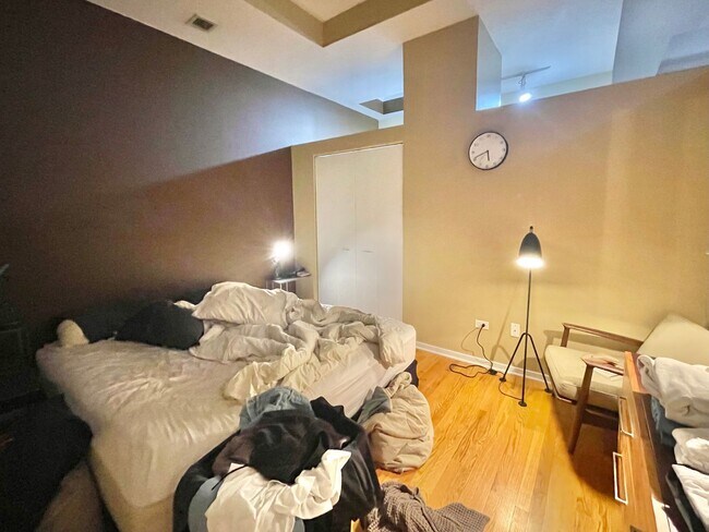 Building Photo - Beautiful 2BD/2BTH CONDO IN THE LOOP!