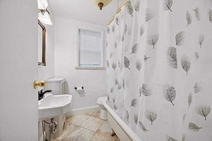 Upper Level 3 piece Full Bathroom - 1321 Mifflin St