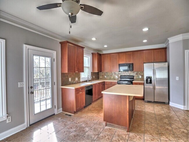 Building Photo - 975 Odessa Dr
