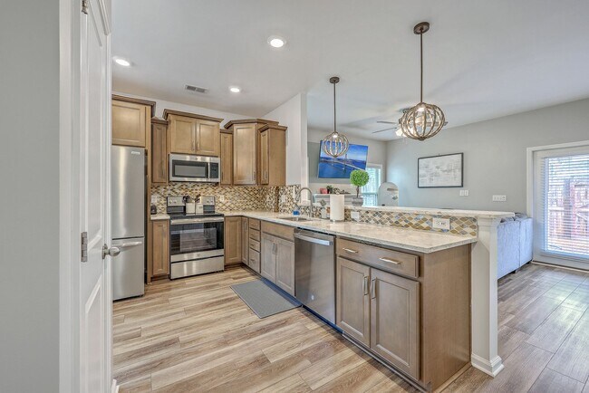 Building Photo - Spacious End-Unit Townhome with Modern Com...