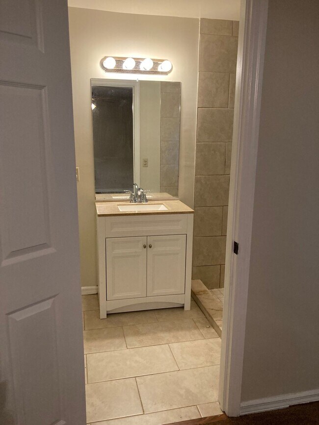 Building Photo - Charming 3 bedroom, 2 bathroom house with ...