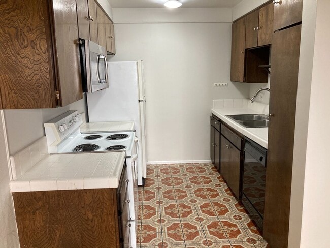 Building Photo - Fox Hills 2 Bd Condo *$500.00 Off First Month's Rent!*