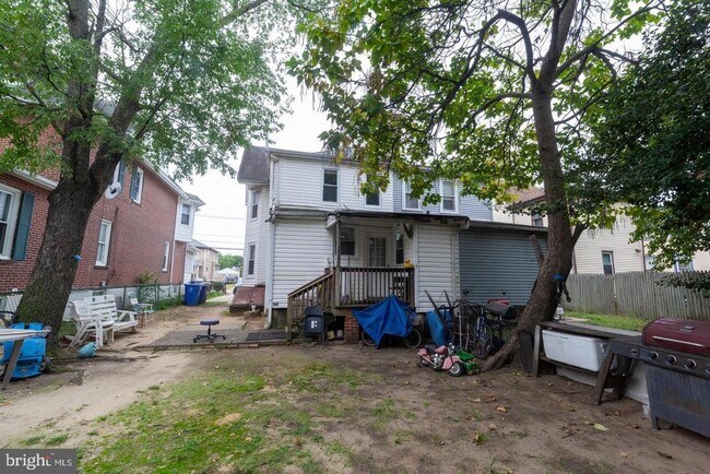 Building Photo - 313 S Fairview St