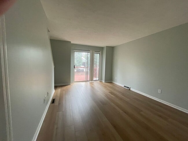 Building Photo - Townhome with central air and a garage!