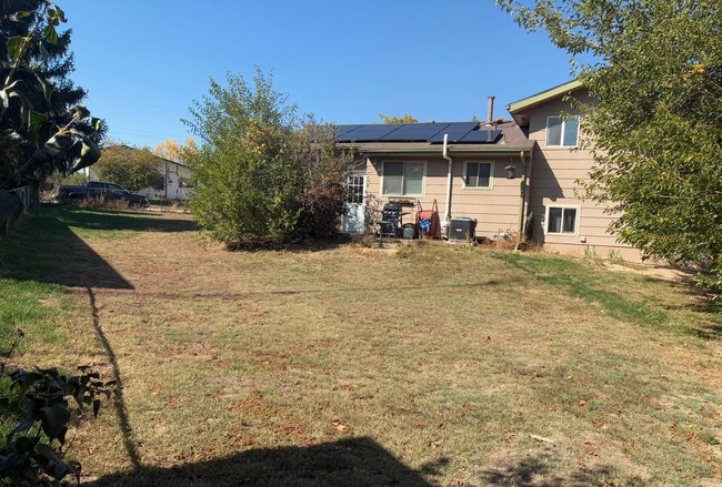 Building Photo - 3 Bedroom Home with Large Yard