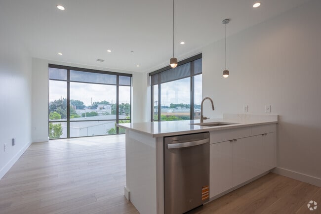 2BR, 1BA - 894 SF - Kitchen