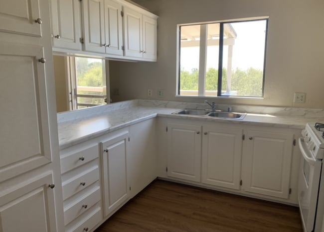 Building Photo - 4250 Woodview Ln