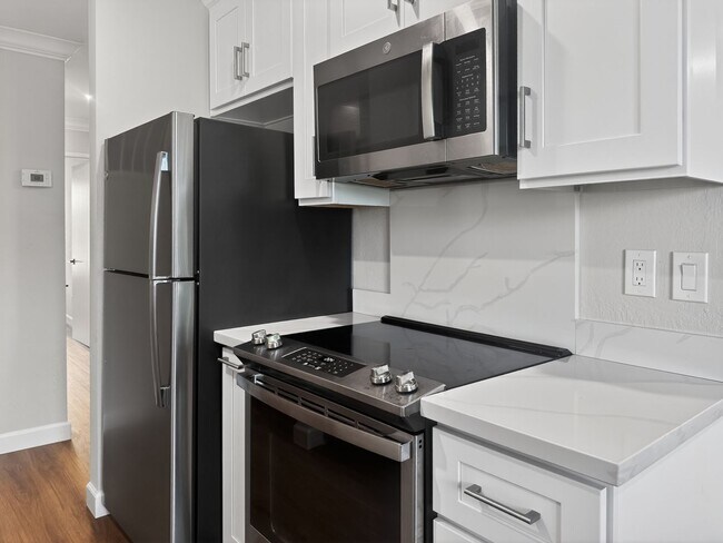 Building Photo - Gorgeous and Completely Remodeled Lower Level Unit with Inside Laundry is Available Now!
