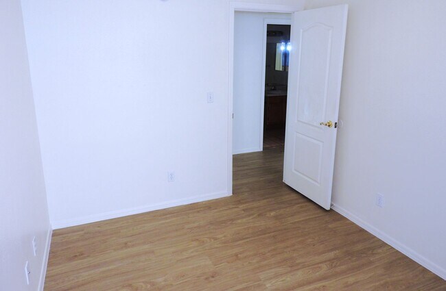 Building Photo - 3+2 Stylish, Move-In Ready Home with New Flooring and Fresh Interior