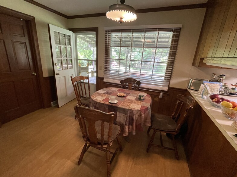 shared kitchen nook - 725 Purdue St