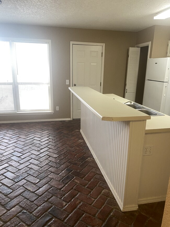 Building Photo - 1332 Eastgate Dr