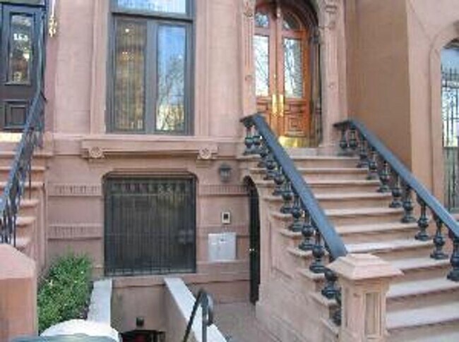 Building Photo - 556 Washington Ave