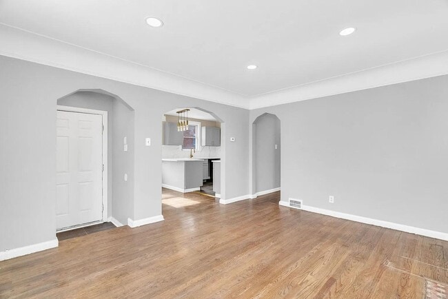 Building Photo - 5595 Cadieux Rd