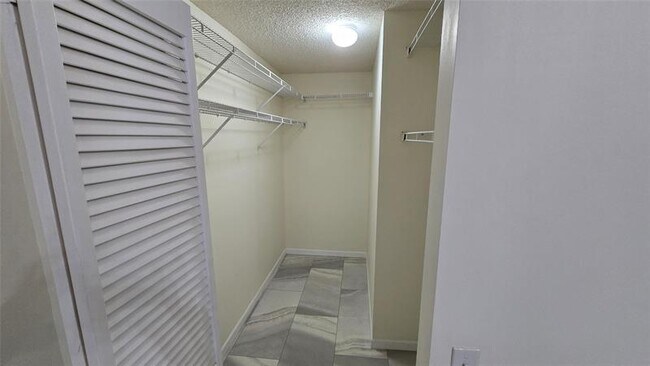 Building Photo - 4915 SW 32nd Ave
