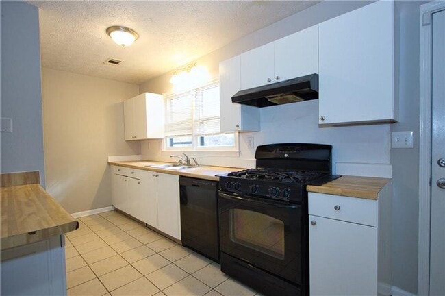 Building Photo - 2139 Golfview Dr SE