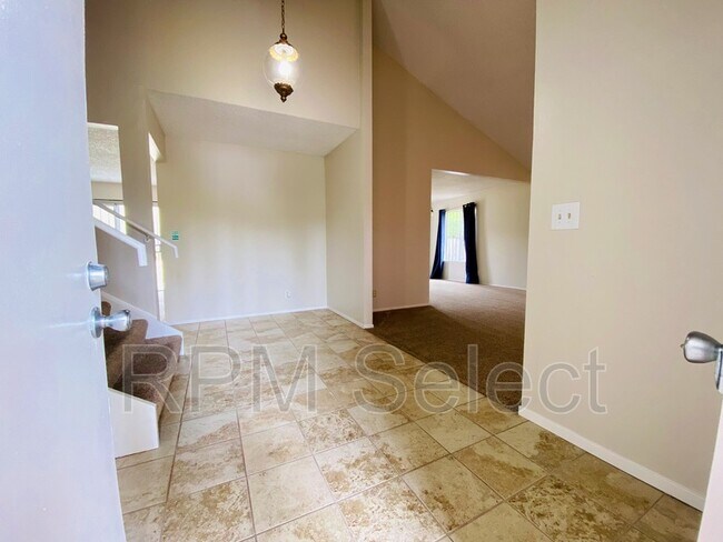 Building Photo - 2204 Lupine Rd