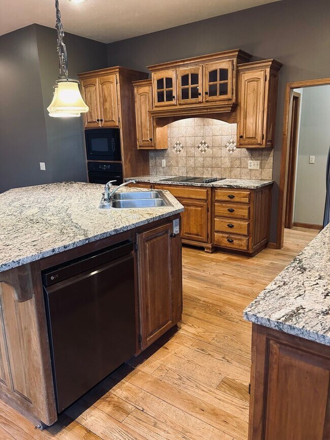 Building Photo - Gorgeous Home Located on Rivercut Golf Cou...