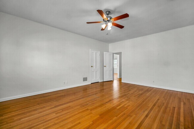 Building Photo - Stunning Townhome Style 2 bedroom with washer/dryer!