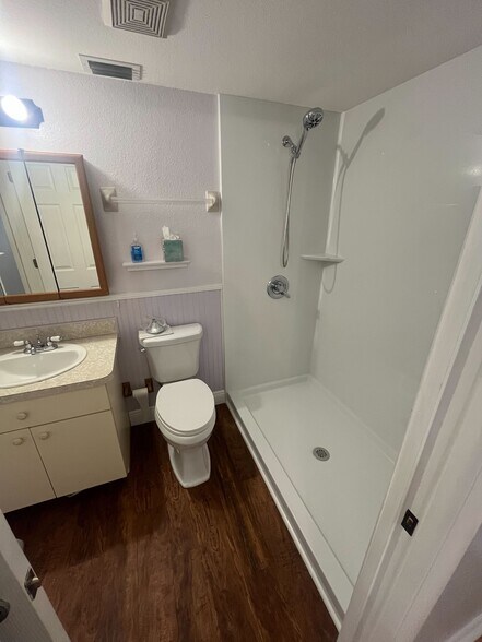 Building Photo - 516 Northmoor Ave N