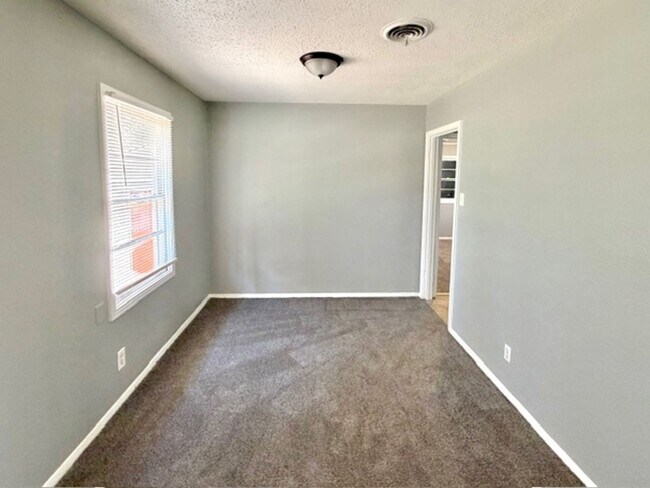 Building Photo - AdenSt3203