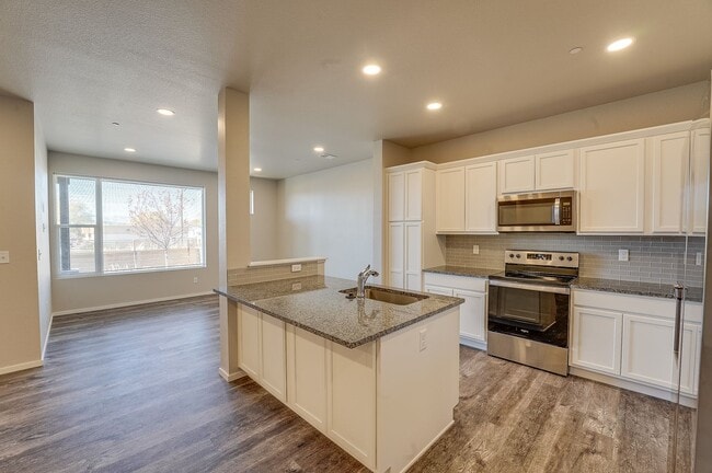 Building Photo - 3 bed, 2.5 bath Townhome in Mosaic Neighborhood