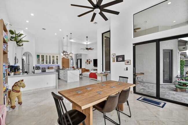 Building Photo - 10337 Trianon Pl